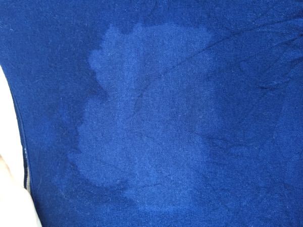 買ったばかりの服を洗濯したら、一部だけ色落ちして写真のようになって