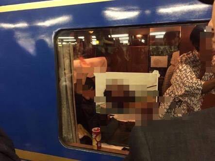 心配で電車に乗られません 電車の窓に野獣先輩の画像貼って 鉄オタに顔を撮 Yahoo 知恵袋