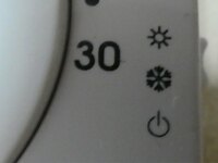 海外のエアコンです 暑いのですがあまり効きません 左がわにあるマークについて Yahoo 知恵袋