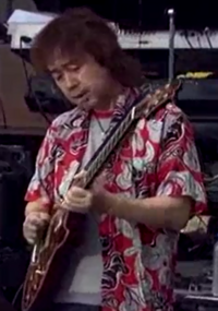 判る方は、この人の名前を教えてください。。
2006年の 「 つま恋 」 で吉田拓郎のバック演奏をエレキギターでしていた方です。 