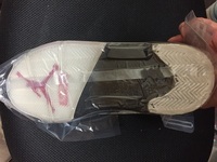 オークションで購入した新品のスニーカーにshoegooシューグーが塗っ Yahoo 知恵袋