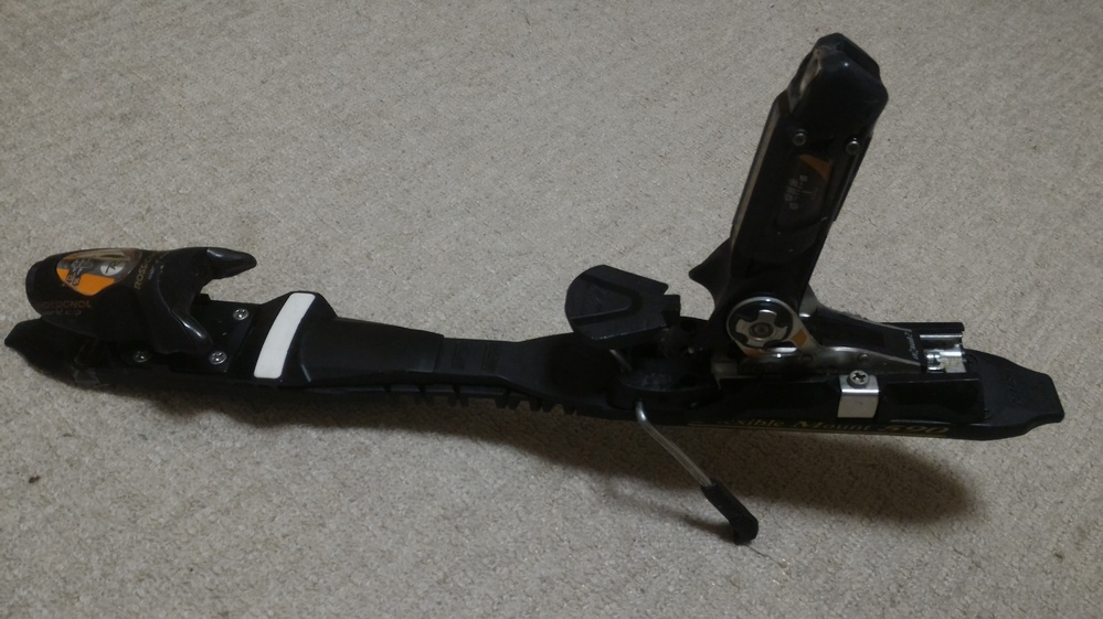 ロシニョールスキービンディングについて2点質問です。写真のモデルの