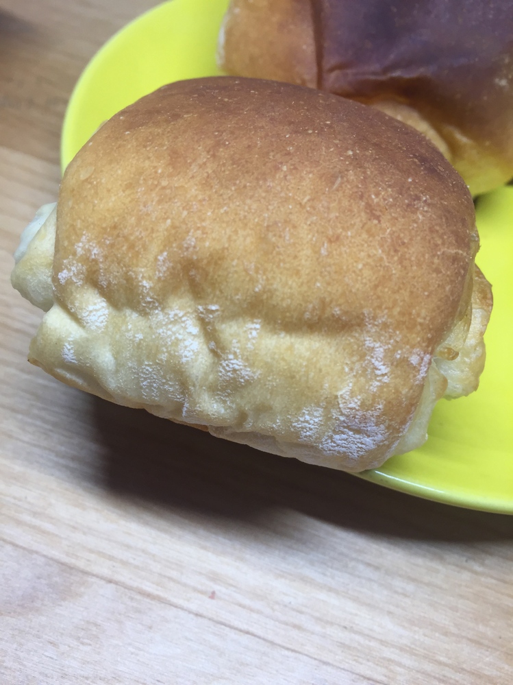 この、パンについてる白い粉は、白カビでしょうか？？塩パンだったので 