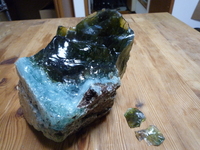緑の黒曜石の原石を拾いました。黒曜石っぽいですが本当に黒曜石なんで 