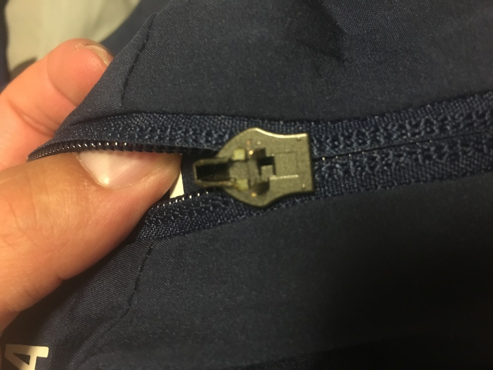 YKKのファスナーの金具が壊れてしまいました。接着剤で修復するか 