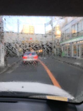 これは油膜でしょうか 車のフロントガラスです Yahoo 知恵袋