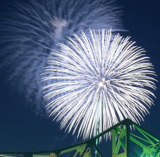 写真編集について 添付した花火の写真にある花火周辺にある煙をphotosho Yahoo 知恵袋