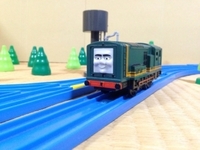 機関車トーマスのキャラクターです。
この緑のディーゼル機関車の名前を教えて下さい。 