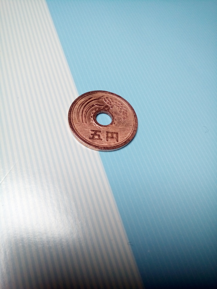 おつりで10円の色をした5円玉を受け取りました 表面が変色しているのかと思い Yahoo 知恵袋