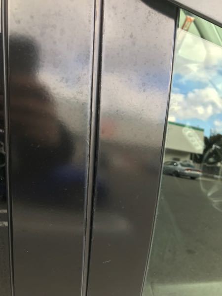 車のドアの黒い部分、真ん中のゴムではない部分が劣化して剥がれ