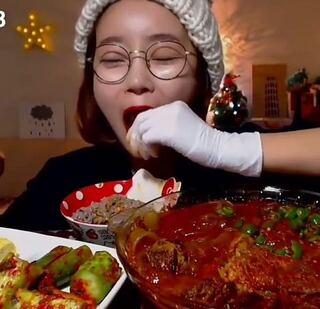 この大食いの女の子は誰ですか 多分韓国人です Yahoo 知恵袋