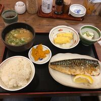 定食屋さんに行った時に お味噌汁の位置は左の奥に置いて持ってくるのが普通だと Yahoo 知恵袋