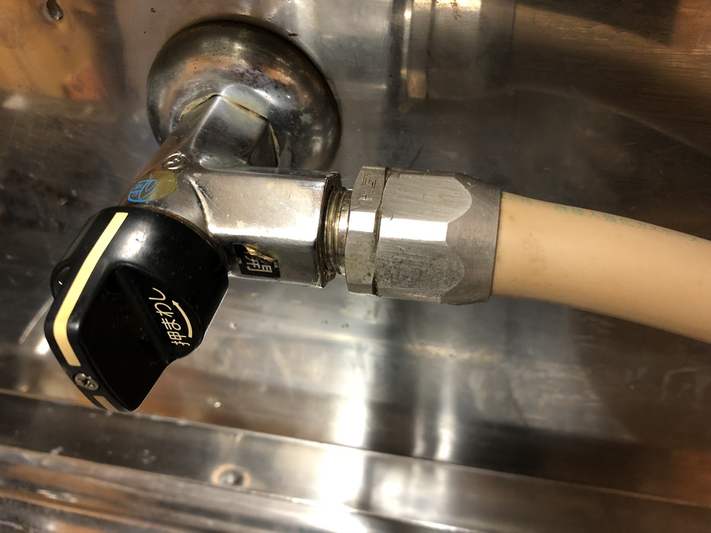 このガス栓からの外し方を教えてください 写真はガス給湯器に伸びてる Yahoo 知恵袋