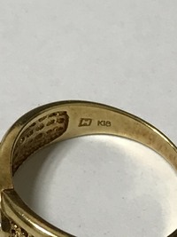 18金の指輪です。画像のように内側に「H」の刻印があります。ブランド 