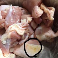 今日買った鶏もも肉なのですが 画像の黒い丸の部分のように 脂肪が黄色になって Yahoo 知恵袋