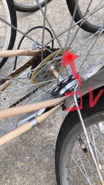 変速機自転車の変速機とタイヤフレームの間にある写真のプラッチックの 