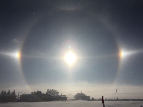 写真の現象について知りたいのですが、太陽の周りに虹ができるまでは知っているのですが、その日は気...