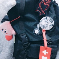 歌い手さんのグッズの缶バッジを学校に持っていくリュックにつけたいと思ってい Yahoo 知恵袋