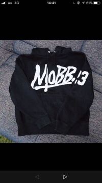 MOBBのパーカーを買ったのですが、MOBBとはアーティストのグッズみたい