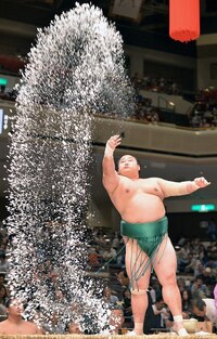 大喜利 そろそろ教えてほしいのですが なぜ力士は土俵に塩をまくのです Yahoo 知恵袋