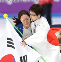 スピードスケートの小平奈緒選手と李相花 イサンファ 選手による金銀のツーショ Yahoo 知恵袋