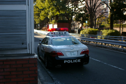 神奈川県警のパトカーはサイレンの所に神奈川県警察って書いて あれ 教えて しごとの先生 Yahoo しごとカタログ