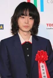 現在の菅田将暉の髪ってめちゃくちゃ長いですよね どうしてあんなに伸 Yahoo 知恵袋