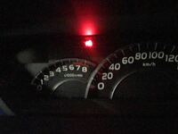 車の表示灯 エンジンを切り 鍵を閉めると赤い点のようなランプ Yahoo 知恵袋
