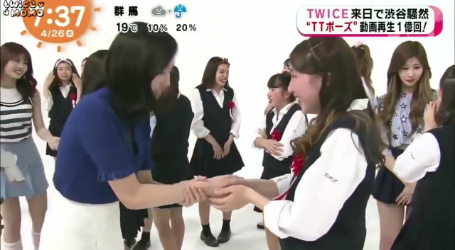 Twiceの日本人メンバーはなぜ同じ日本人に対しても朝鮮式握手をす Yahoo 知恵袋