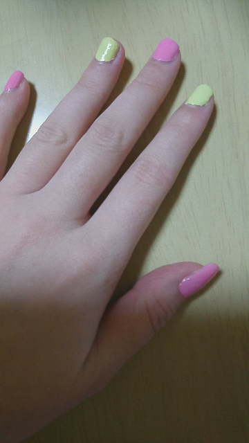 高校生です このネイル子供っぽいですか 子供っぽくないと思いますよ Yahoo 知恵袋