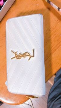 イブサンローラン財布の汚れの落とし方教えてください。 - クリーナー  