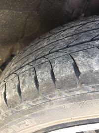 車のタイヤのヒビについて バーストする確率はどのくらいでしょうか 高速は Yahoo 知恵袋