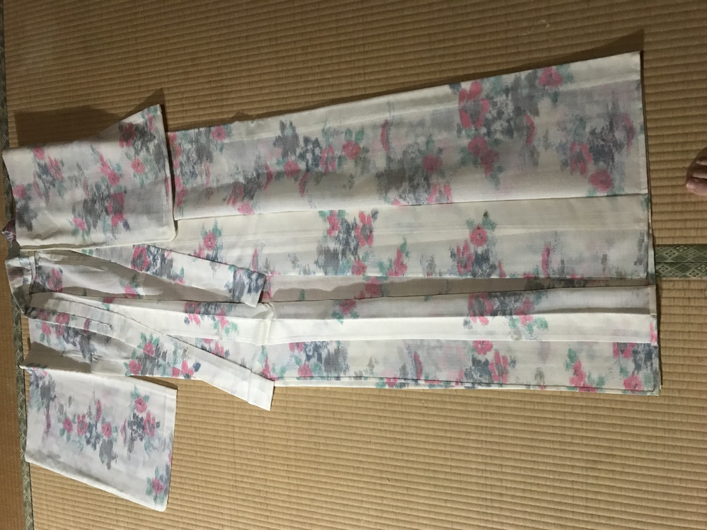 メルカリに詳しい方に質問です。「DK公式アカウント1※土日祝不在