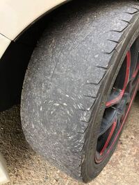 左前タイヤがこのように全体的にスリックしたのですが 何が原因でしょうか 車高 Yahoo 知恵袋
