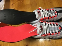 ヤフオクでエアマックス95ソーラーレッドを購入したのですが 中敷が Yahoo 知恵袋