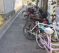 自転車が邪魔で車が通れない