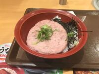 すき家にて まぐろたたき丼特盛 です店員さんが苦笑いしながら Yahoo 知恵袋