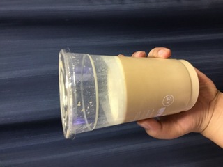 ローソンでメガサイズのアイスカフェラテ氷少なめを頼んだのですが こんな量なの Yahoo 知恵袋