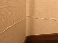 今年で新築2年目になりますが入居してまもなく階段の壁が画像のようになりました 3 教えて 住まいの先生 Yahoo 不動産