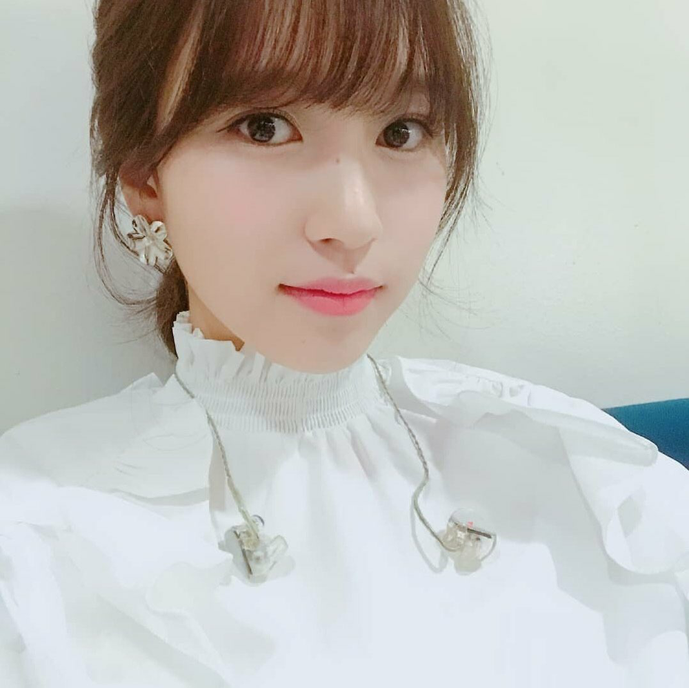 この画像でtwiceのミナが使っているイヤホンを教えて下さい