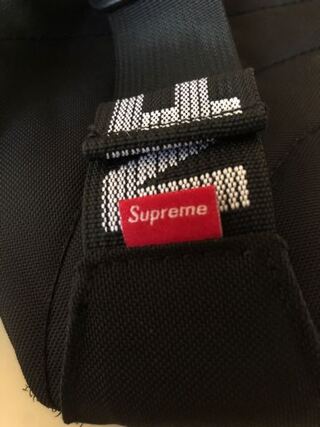 Supremeのこちらの商品偽物ですか ラクマで買ったものです 納品書 Yahoo 知恵袋