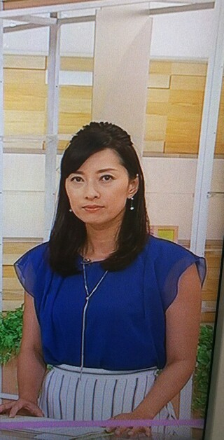 おはよう日本の小郷知子アナ 青のトップスにストライプのスカートはお似合いです Yahoo 知恵袋