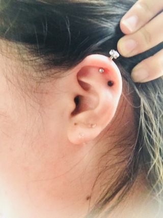 アンテナヘリックス2連にバレットカットのルビーを装着されました。... - EL BODY PIERCING | Facebook