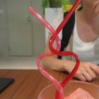 カップルが1つの飲み物をストローを使って二人で飲む飲み方を何というので Yahoo 知恵袋