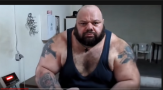 いっちょ前にマッチョポーズしていますが マッチョだと思いますか Yahoo 知恵袋