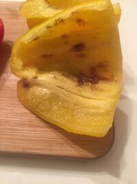 スーパーで買ってから冷蔵庫に2日ほどいれていたパプリカの種が黒くな Yahoo 知恵袋