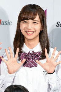 乃木坂46の佐藤楓さんは顔も可愛いしスタイルもいいし顔も小さい踊りも定評が Yahoo 知恵袋