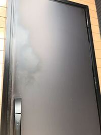 玄関ドアきれいになりますか 黒色の玄関ドアの一部が陽にや Yahoo 知恵袋