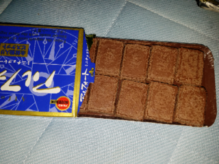 アルフォートを食べようと開けたらブツブツみたいのがいっぱい これはなん Yahoo 知恵袋