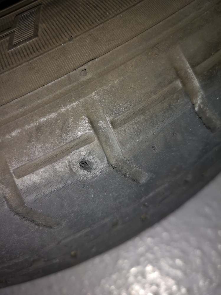 本日タイヤをパンクさせられました。画像の通りなのですが、大きな穴で